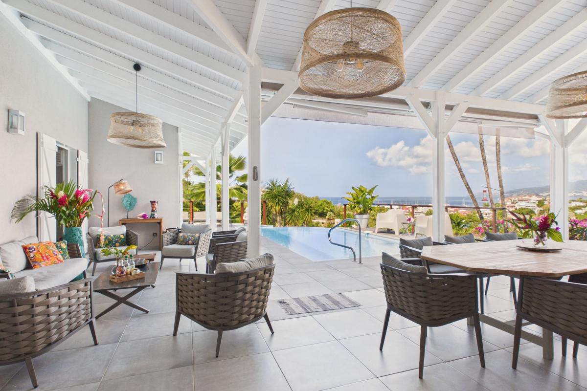 Location villa 10 personnes 5 chambres Martinique - vue intérieur extérieur